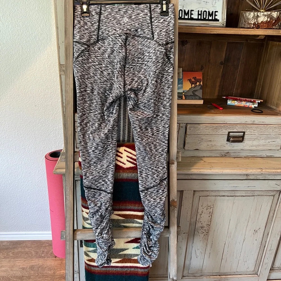 Lululemon women’s ready to rulu ruched tight 28” size 6 - Picture 4 of 11